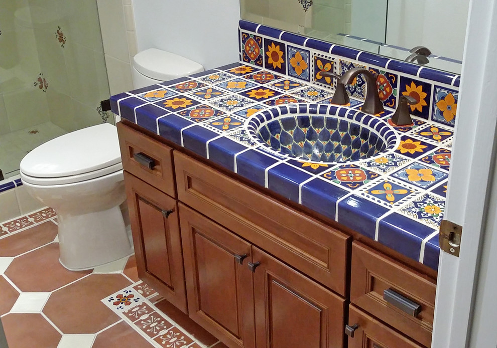 Foto de cuarto de baño principal clásico pequeño con armarios estilo shaker, puertas de armario marrones, baldosas y/o azulejos de terracota y encimera de azulejos