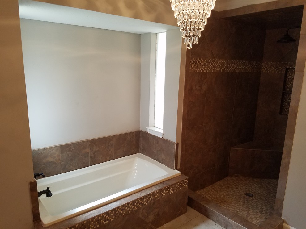 Großes Modernes Badezimmer En Suite mit Einbaubadewanne, Duschnische, braunen Fliesen, Porzellanfliesen, beiger Wandfarbe, beigem Boden und offener Dusche in Dallas