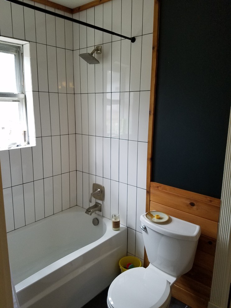 Inspiration för små rustika badrum, med ett badkar i en alkov, en dusch/badkar-kombination, en toalettstol med separat cisternkåpa, vit kakel och keramikplattor