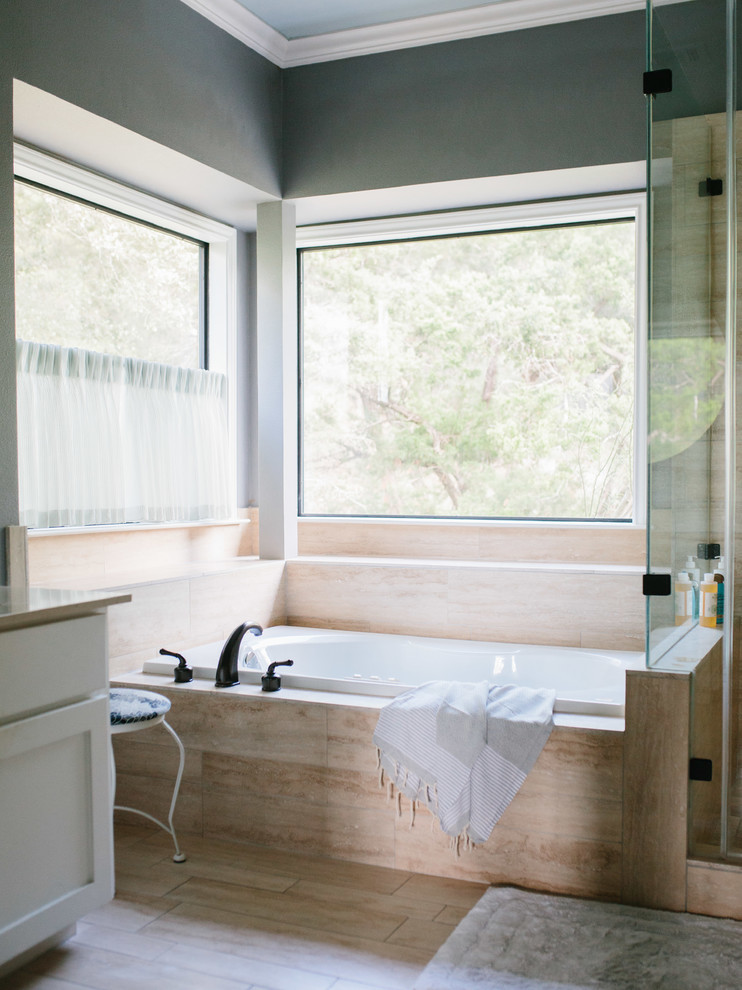 На фото: большая главная ванная комната в стиле неоклассика (современная классика) с фасадами в стиле шейкер, белыми фасадами, накладной ванной, угловым душем, унитазом-моноблоком, серыми стенами, полом из терраццо, врезной раковиной, столешницей из кварцита, бежевым полом и душем с распашными дверями