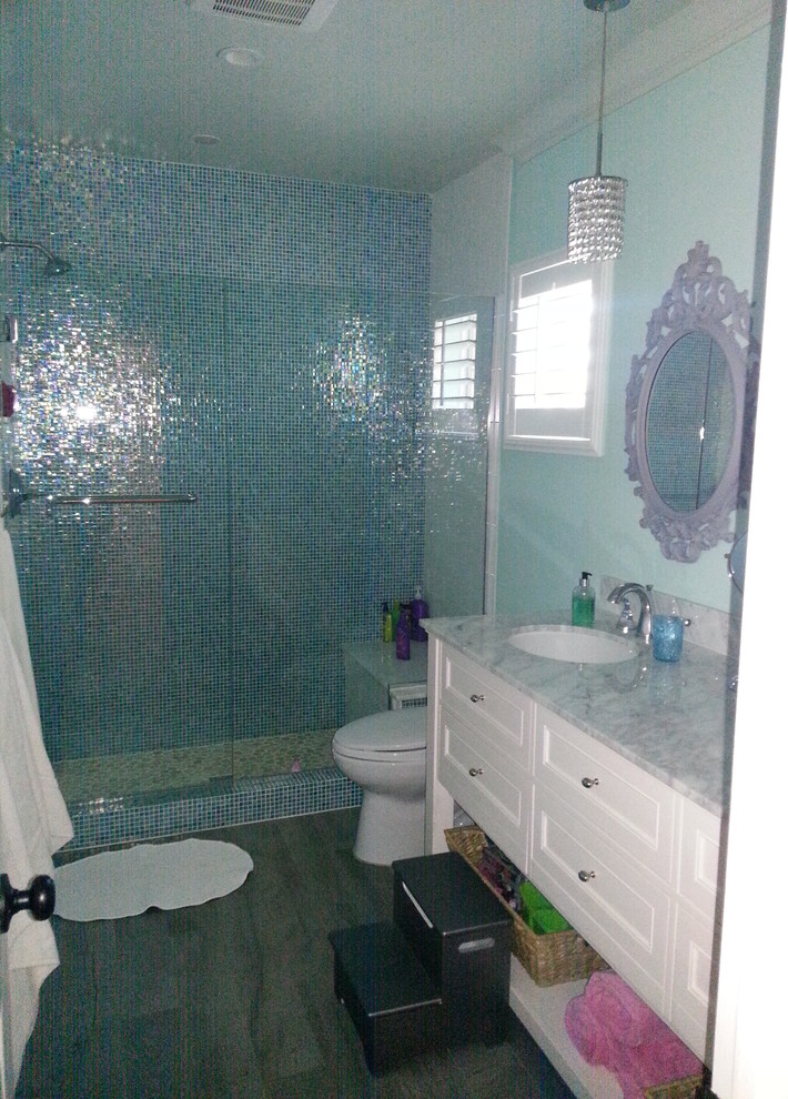 Inspiration for a classic bathroom in Miami.