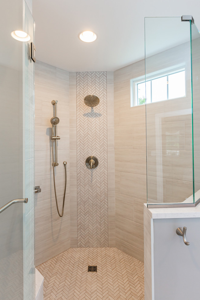 Exempel på ett stort modernt vit vitt en-suite badrum, med släta luckor, skåp i mellenmörkt trä, en hörndusch, en toalettstol med separat cisternkåpa, vit kakel, stenhäll, bruna väggar, ett undermonterad handfat, bänkskiva i kvartsit, flerfärgat golv och dusch med gångjärnsdörr