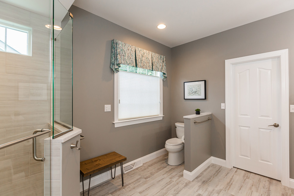 Exemple d'une grande salle de bain principale moderne en bois brun avec un placard à porte plane, une douche d'angle, WC séparés, un carrelage blanc, des dalles de pierre, un mur marron, un sol en carrelage imitation parquet, un lavabo encastré, un plan de toilette en quartz, un sol multicolore, une cabine de douche à porte battante, un plan de toilette blanc, un banc de douche, meuble double vasque et meuble-lavabo encastré.