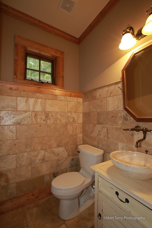 Idéer för små amerikanska badrum med dusch, med luckor med lamellpanel, beige skåp, en toalettstol med hel cisternkåpa, beige väggar, klinkergolv i keramik och ett fristående handfat