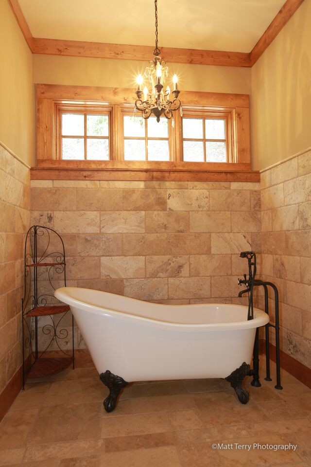 На фото: ванная комната среднего размера в средиземноморском стиле с ванной на ножках, оранжевыми стенами, полом из керамической плитки и настольной раковиной