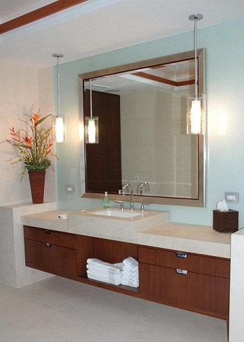 Großes Modernes Badezimmer En Suite mit flächenbündigen Schrankfronten, hellbraunen Holzschränken, blauer Wandfarbe, Betonboden, integriertem Waschbecken und Quarzwerkstein-Waschtisch in Miami