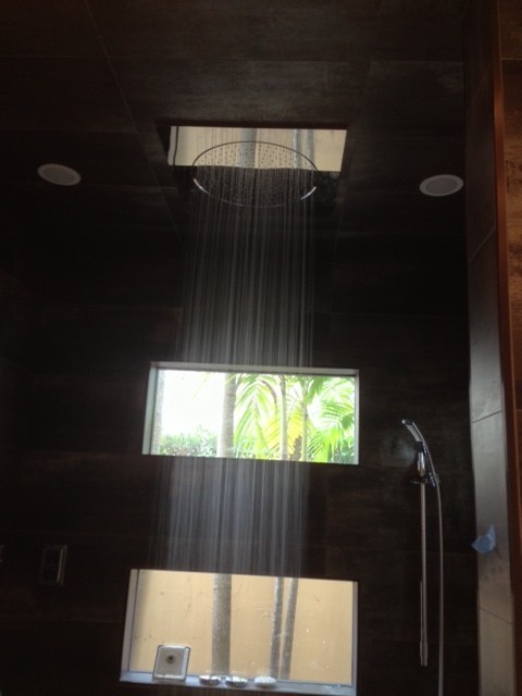 Immagine di una grande stanza da bagno padronale etnica con doccia aperta e piastrelle in pietra