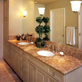 Exemple d'une grande salle de bain principale chic avec un placard à porte shaker, des portes de placard blanches, un carrelage blanc, mosaïque, un mur beige, tomettes au sol, un lavabo encastré et un plan de toilette en granite.