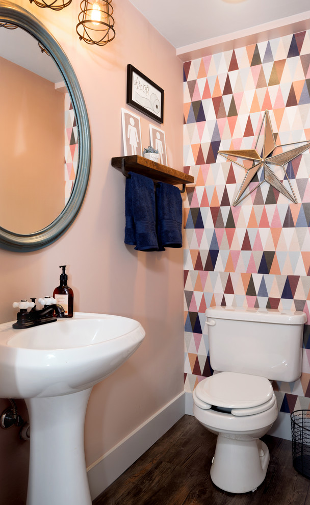 Foto de cuarto de baño rural pequeño con sanitario de una pieza, paredes rosas, suelo vinílico, aseo y ducha, lavabo con pedestal y suelo marrón