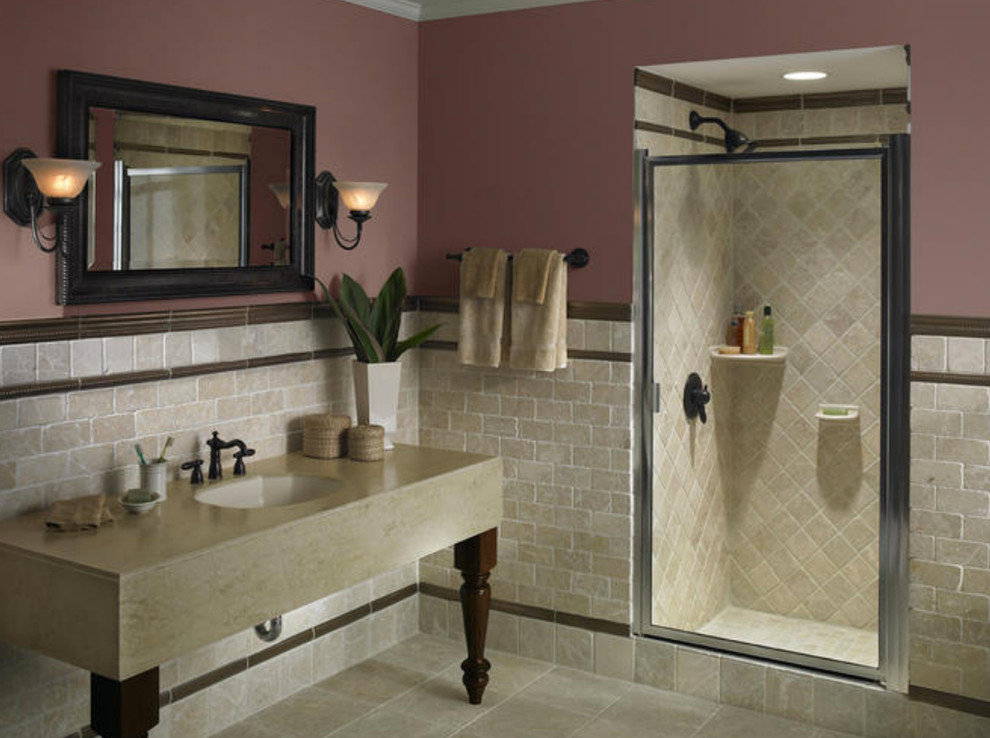 Foto på ett mellanstort vintage badrum med dusch, med en dusch i en alkov, beige kakel, stenkakel, rosa väggar, klinkergolv i keramik, ett undermonterad handfat och bänkskiva i täljsten