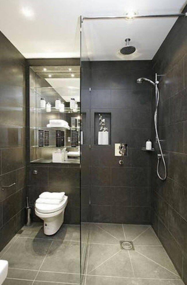 Idee per una piccola stanza da bagno con doccia design con nessun'anta, doccia aperta, bidè, piastrelle grigie, piastrelle in gres porcellanato, pareti grigie e pavimento con piastrelle in ceramica