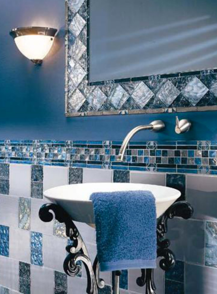 Eklektisk inredning av ett litet badrum med dusch, med svart kakel, blå kakel, vit kakel, porslinskakel, blå väggar, ett fristående handfat och bänkskiva i akrylsten