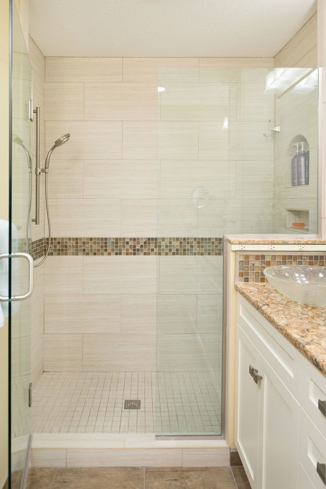 Exempel på ett mellanstort klassiskt badrum, med skåp i shakerstil, vita skåp, en dusch i en alkov, ett fristående handfat och granitbänkskiva