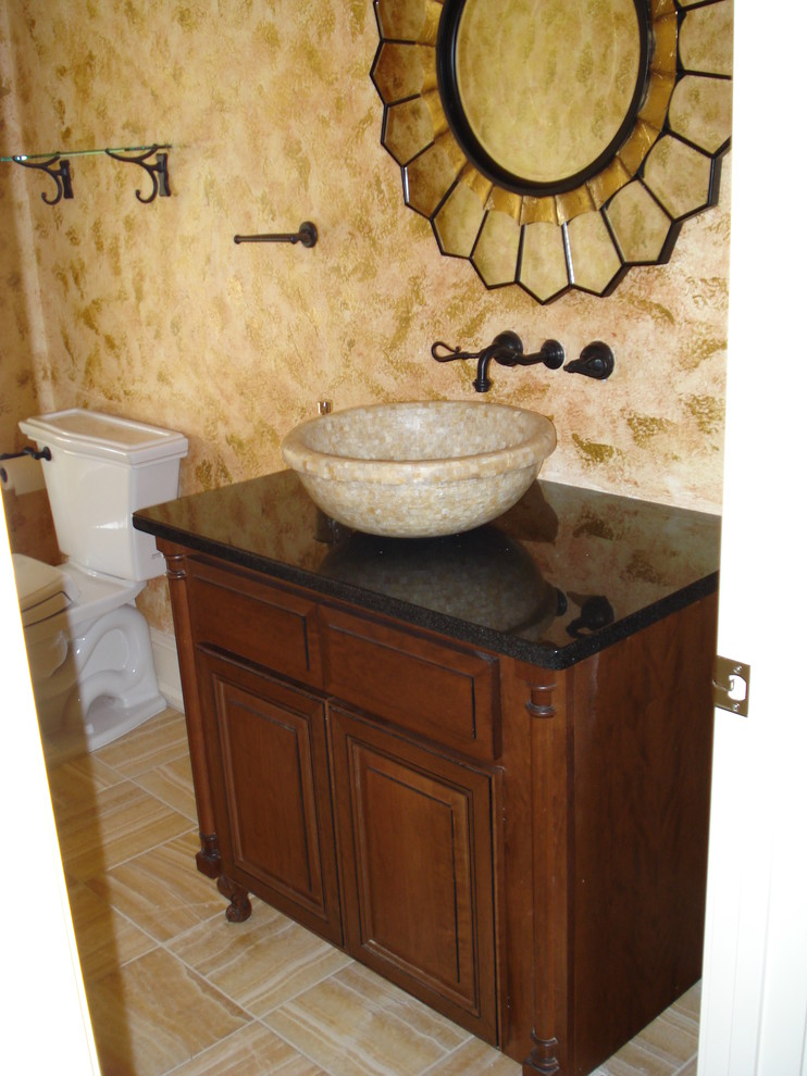 Idée de décoration pour une salle de bain sud-ouest américain en bois brun avec une vasque, un placard en trompe-l'oeil, un plan de toilette en granite, WC séparés et un mur multicolore.