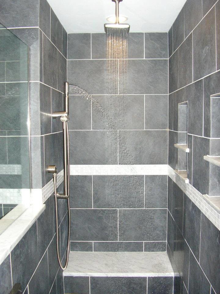 Immagine di una stanza da bagno padronale minimalista di medie dimensioni con doccia aperta, piastrelle grigie, piastrelle di cemento, pareti grigie e pavimento in ardesia