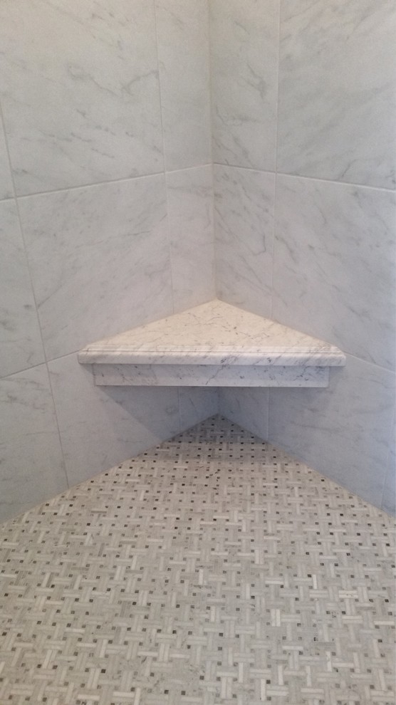 Ispirazione per una grande stanza da bagno padronale design con doccia ad angolo, piastrelle grigie, pareti grigie, piastrelle in ceramica e pavimento con piastrelle in ceramica