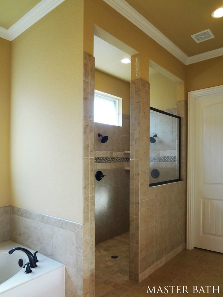 Exempel på ett mellanstort medelhavsstil en-suite badrum, med luckor med upphöjd panel, skåp i mörkt trä, ett badkar i en alkov, en dusch/badkar-kombination, en toalettstol med separat cisternkåpa, beige kakel, keramikplattor, beige väggar, klinkergolv i keramik, ett undermonterad handfat och granitbänkskiva