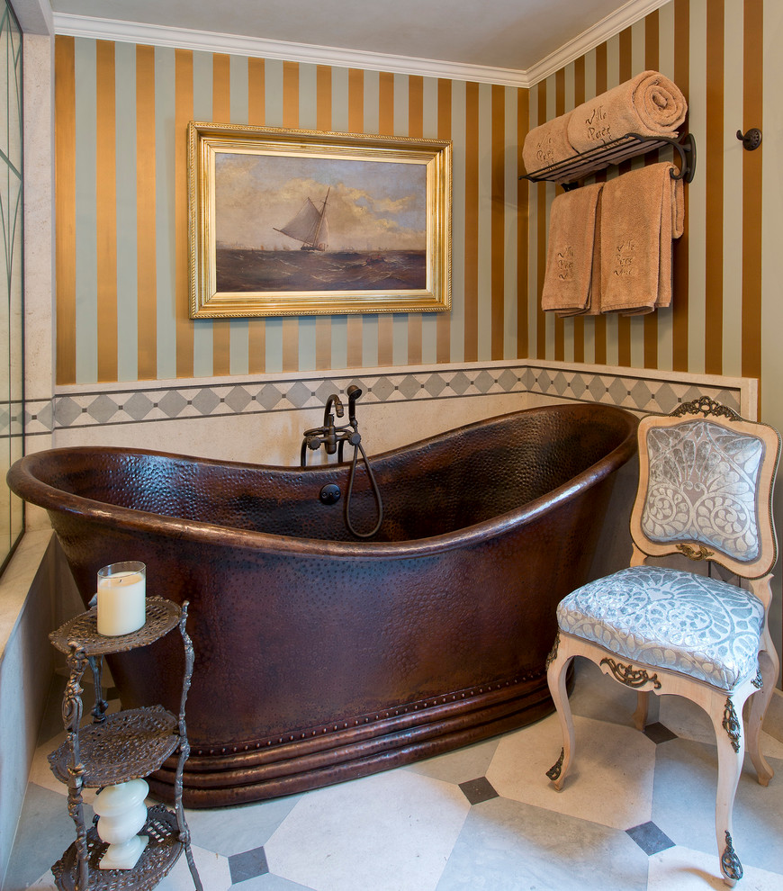 Idee per una stanza da bagno tradizionale con vasca freestanding e pareti multicolore