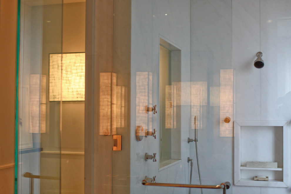 Ispirazione per una stanza da bagno padronale design di medie dimensioni con zona vasca/doccia separata e pavimento in marmo