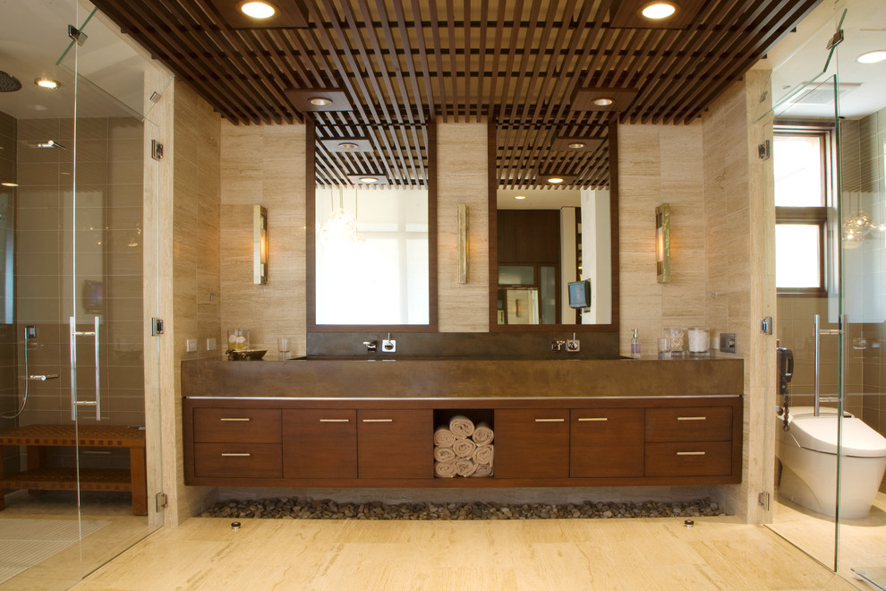 Exemple d'une grande salle de bain principale asiatique en bois brun avec un placard à porte plane, une douche à l'italienne, WC à poser, un carrelage beige, des carreaux de céramique, un mur beige, un sol en travertin, une grande vasque, un sol beige et une cabine de douche à porte battante.