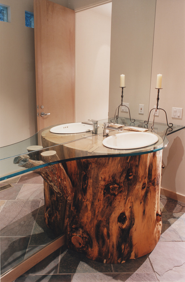Foto de cuarto de baño de estilo americano grande con lavabo encastrado, encimera de vidrio, paredes beige, suelo de pizarra y aseo y ducha
