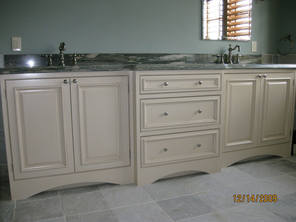 Klassisches Badezimmer mit profilierten Schrankfronten, beigen Schränken und Granit-Waschbecken/Waschtisch in Sonstige