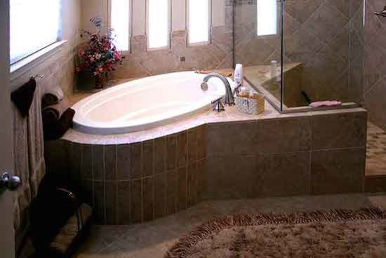 Diseño de cuarto de baño principal actual de tamaño medio con bañera encastrada y ducha abierta