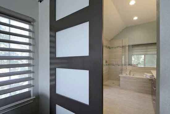 Immagine di una stanza da bagno padronale design di medie dimensioni con ante lisce e ante in legno bruno