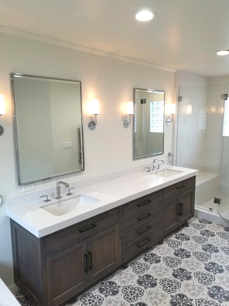 На фото: ванная комната в стиле неоклассика (современная классика) с накладной ванной, душем в нише, врезной раковиной и белой столешницей с