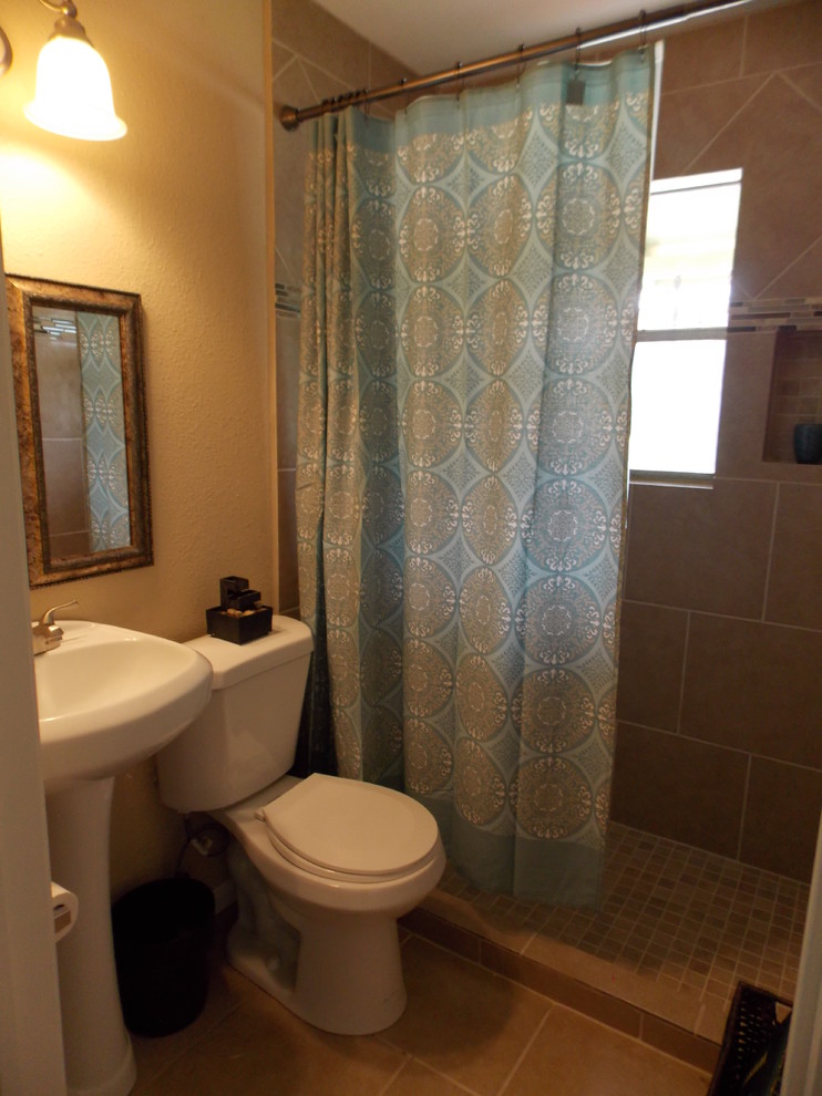 Kleines Klassisches Badezimmer mit Sockelwaschbecken, offener Dusche, Wandtoilette mit Spülkasten, beigen Fliesen, Keramikfliesen, beiger Wandfarbe und Keramikboden in Austin