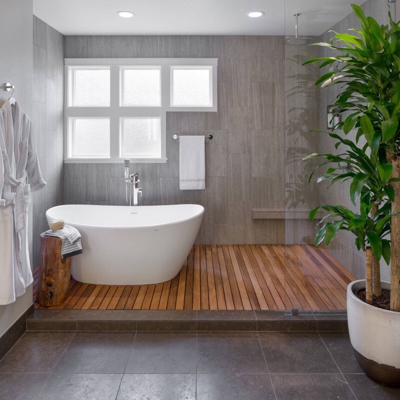 Modernes Badezimmer mit Löwenfuß-Badewanne, offener Dusche, grauen Fliesen, Porzellanfliesen, grauer Wandfarbe, Porzellan-Bodenfliesen, Quarzwerkstein-Waschtisch, grauem Boden, offener Dusche und grauer Waschtischplatte in Toronto