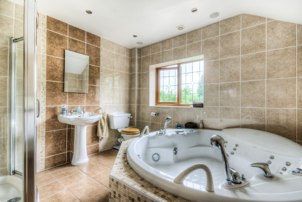 ウエストミッドランズにある中くらいなトラディショナルスタイルのおしゃれな浴室 (大型浴槽、オープン型シャワー、モザイクタイル、茶色い壁、セラミックタイルの床、ペデスタルシンク、タイルの洗面台) の写真