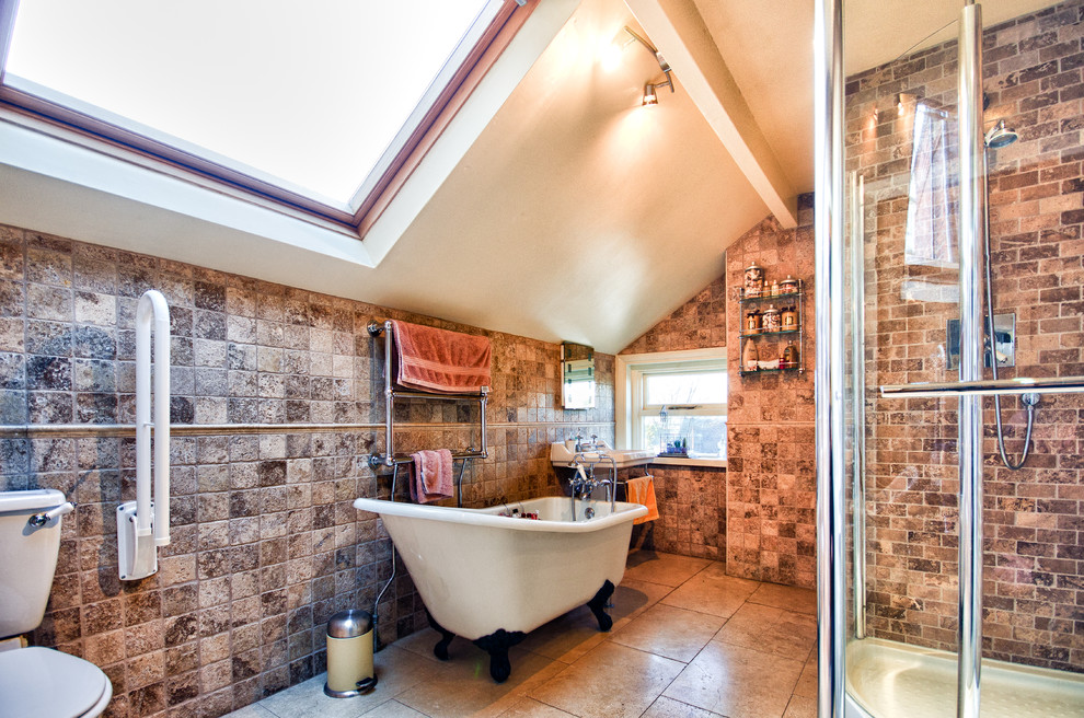 Idee per una stanza da bagno stile rurale di medie dimensioni con vasca freestanding, doccia aperta, WC monopezzo, piastrelle beige, piastrelle marroni, piastrelle in ceramica, pareti marroni e lavabo a colonna