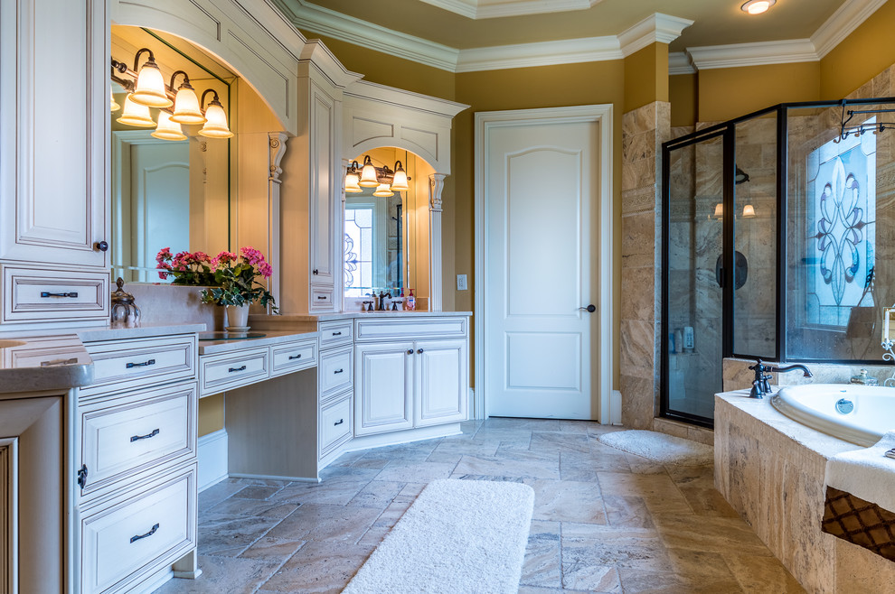 Идея дизайна: большая главная ванная комната в классическом стиле