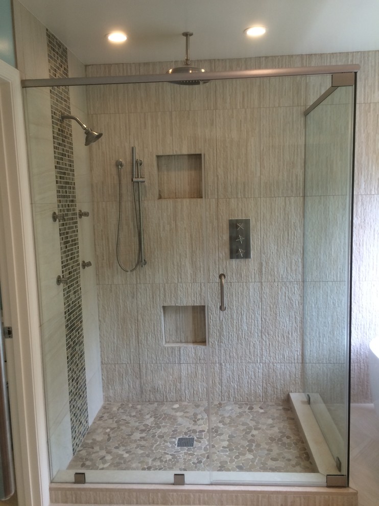 Foto på ett mellanstort funkis en-suite badrum, med möbel-liknande, bruna skåp, ett fristående badkar, en dubbeldusch, en toalettstol med separat cisternkåpa, porslinskakel, blå väggar, klinkergolv i porslin och granitbänkskiva