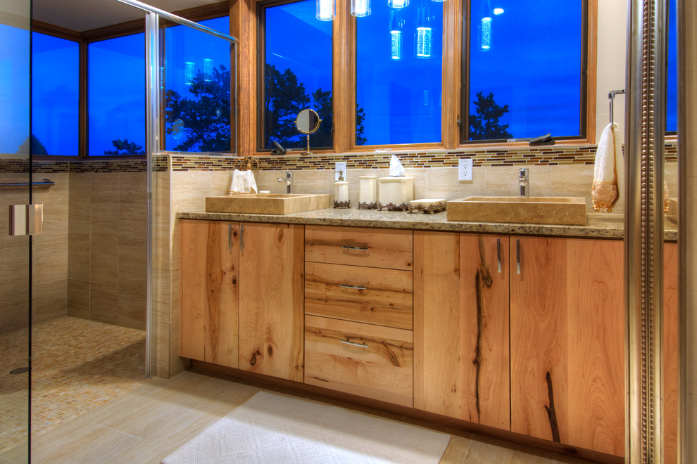 Стильный дизайн: главная ванная комната среднего размера в стиле модернизм с плоскими фасадами, светлыми деревянными фасадами, двойным душем, бежевыми стенами и полом из керамической плитки - последний тренд