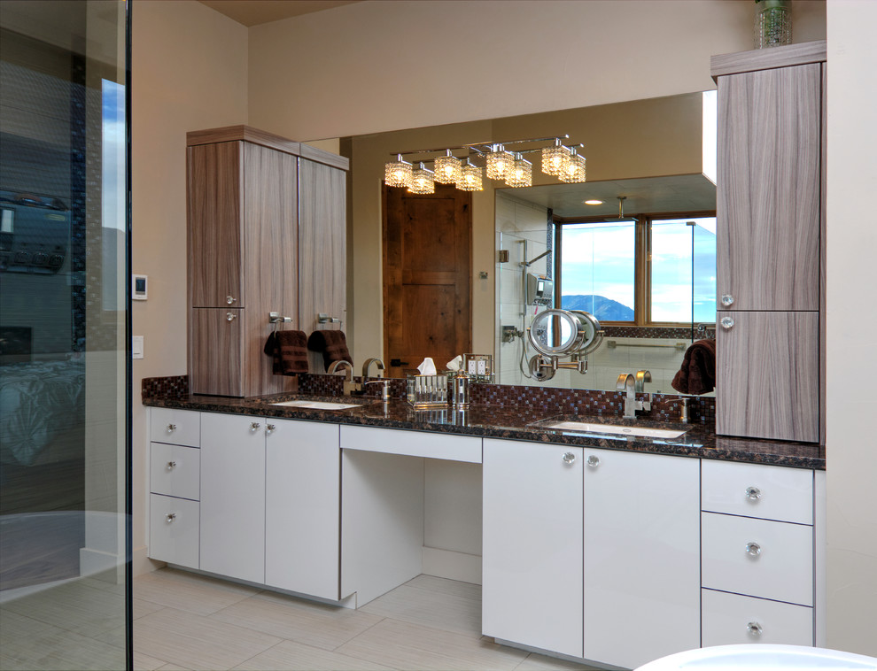 Mittelgroßes Modernes Badezimmer En Suite mit flächenbündigen Schrankfronten, weißen Schränken, Doppeldusche, beiger Wandfarbe und Keramikboden in Denver