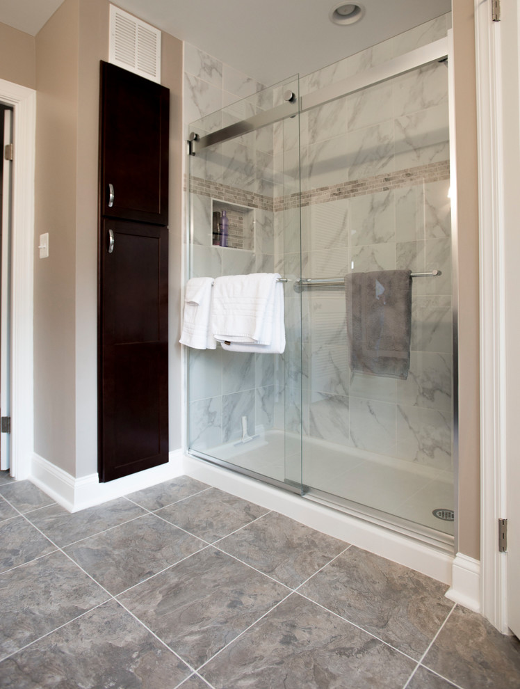 Inredning av ett klassiskt stort en-suite badrum, med skåp i shakerstil, bruna skåp, en dusch i en alkov, en toalettstol med separat cisternkåpa, grå kakel, beige väggar, vinylgolv, ett nedsänkt handfat och bänkskiva i kvarts