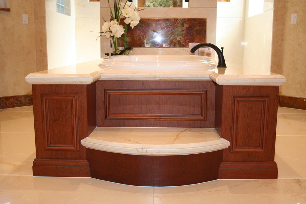 Foto di un'ampia stanza da bagno padronale classica con ante con riquadro incassato, ante in legno bruno, vasca da incasso, doccia aperta, pareti beige, pavimento in marmo e top in marmo