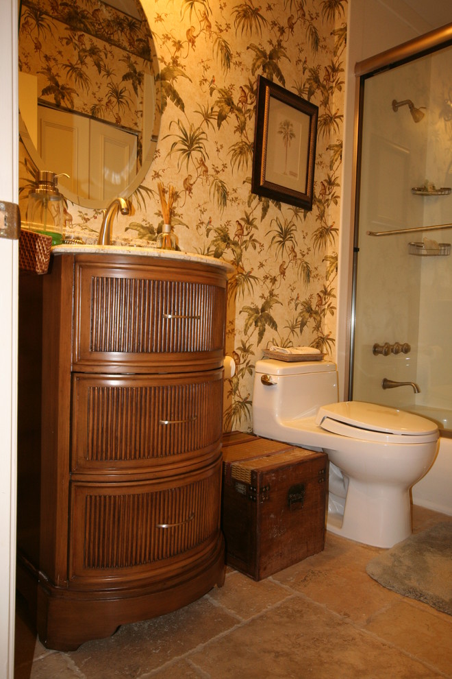 Aménagement d'une salle d'eau exotique en bois brun de taille moyenne avec un placard en trompe-l'oeil, une baignoire en alcôve, un combiné douche/baignoire, WC à poser, un mur multicolore, un sol en travertin et un plan de toilette en granite.