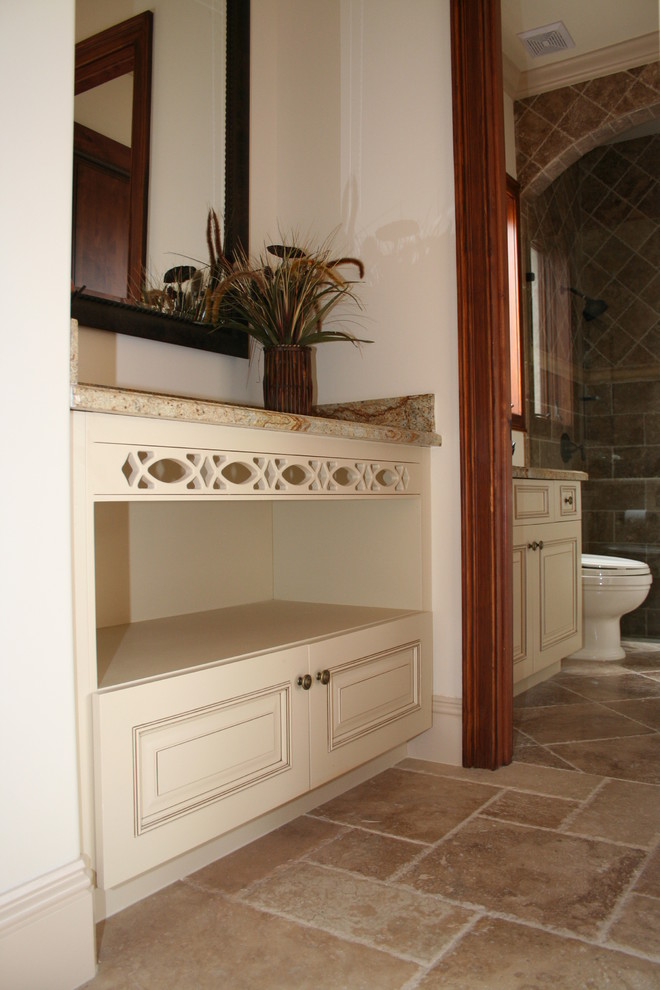 Idéer för mellanstora amerikanska badrum med dusch, med luckor med upphöjd panel, beige skåp, en hörndusch, en toalettstol med separat cisternkåpa, vita väggar, travertin golv, ett nedsänkt handfat och granitbänkskiva