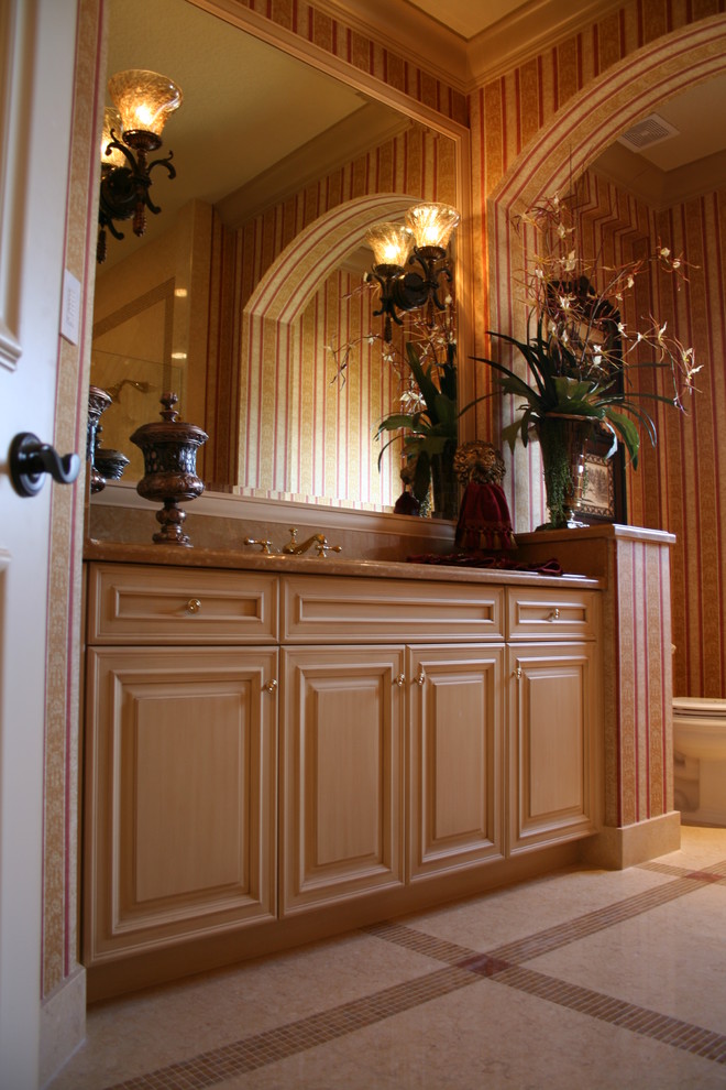 На фото: большая ванная комната в викторианском стиле с фасадами с выступающей филенкой, светлыми деревянными фасадами, разноцветными стенами, мраморным полом и душевой кабиной с