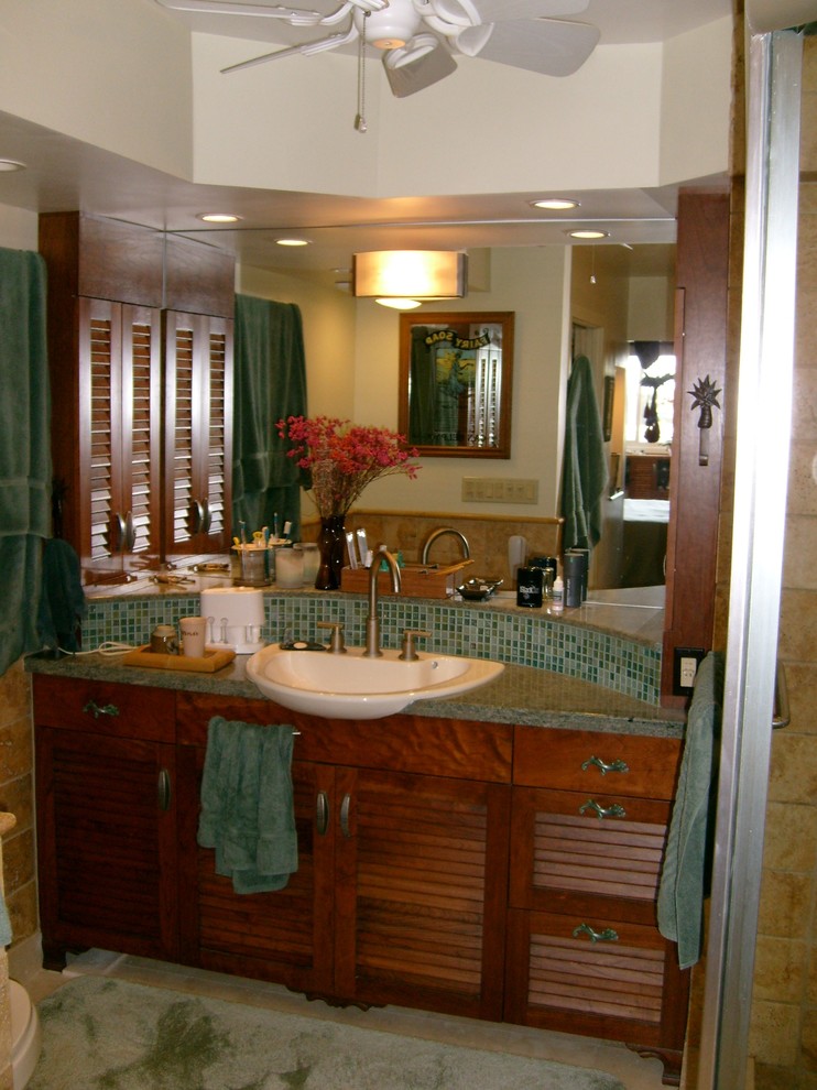 На фото: ванная комната среднего размера в морском стиле с фасадами с филенкой типа жалюзи, фасадами цвета дерева среднего тона, белыми стенами, душевой кабиной, накладной раковиной и столешницей из гранита с