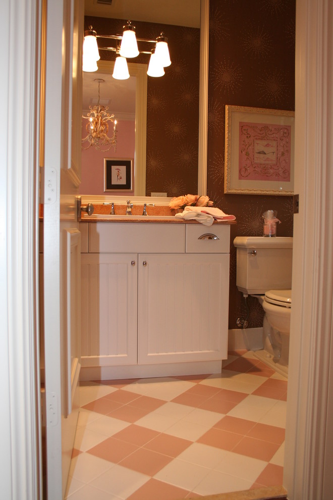 Immagine di una stanza da bagno con doccia stile shabby di medie dimensioni con ante in stile shaker, ante bianche, WC a due pezzi, pareti multicolore, pavimento con piastrelle in ceramica e lavabo da incasso