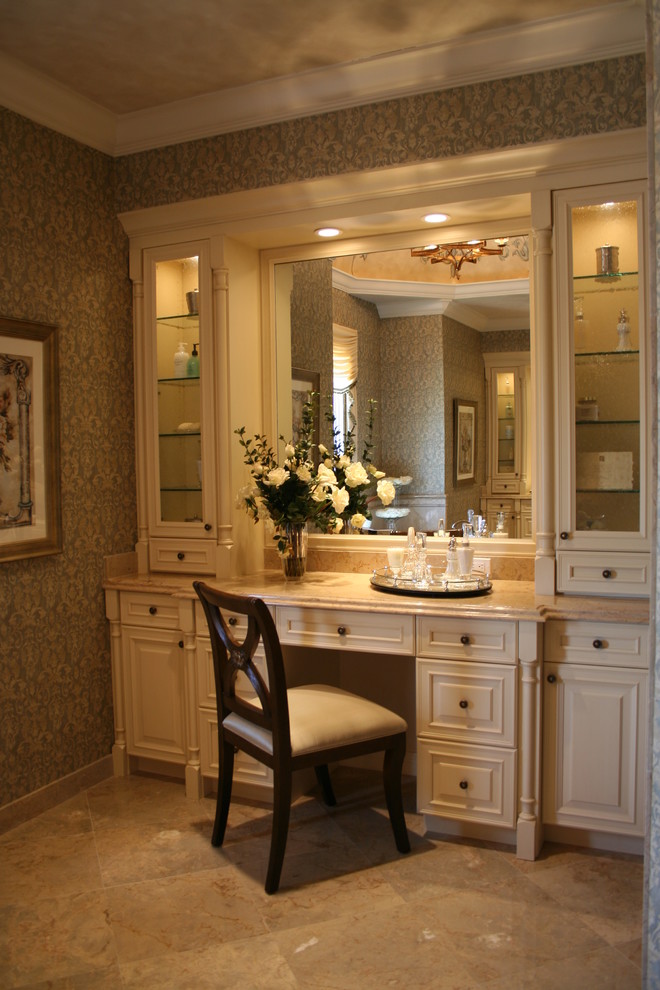 Immagine di una stanza da bagno padronale shabby-chic style di medie dimensioni con ante con bugna sagomata, ante beige, pareti multicolore, pavimento in gres porcellanato, top in granito e pavimento marrone