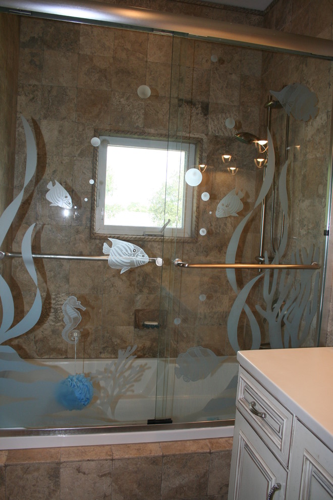 На фото: ванная комната среднего размера в морском стиле с фасадами с утопленной филенкой, бежевыми фасадами, ванной в нише, душем над ванной, серыми стенами, душевой кабиной, врезной раковиной и столешницей из искусственного камня