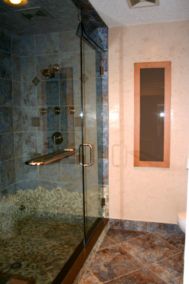 На фото: ванная комната среднего размера в современном стиле с угловым душем, розовыми стенами, полом из сланца и душевой кабиной с