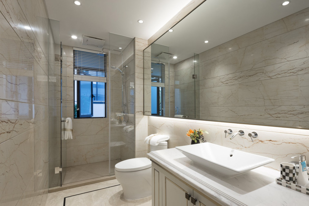 Bild på ett vintage vit vitt badrum med dusch, med luckor med upphöjd panel, vita skåp, en dusch i en alkov, beige kakel, ett fristående handfat, beiget golv och dusch med gångjärnsdörr