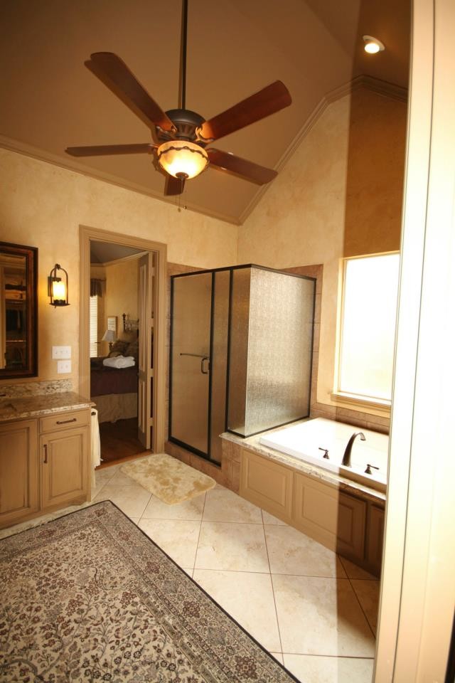 Medelhavsstil inredning av ett stort flerfärgad flerfärgat en-suite badrum, med luckor med upphöjd panel, skåp i mellenmörkt trä, ett platsbyggt badkar, en hörndusch, beige väggar, klinkergolv i porslin, ett undermonterad handfat, granitbänkskiva, beiget golv och dusch med gångjärnsdörr