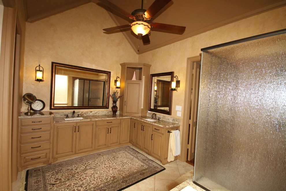 Imagen de cuarto de baño principal mediterráneo grande con armarios con paneles con relieve, puertas de armario de madera oscura, bañera encastrada, ducha esquinera, paredes beige, suelo de baldosas de porcelana, lavabo bajoencimera, encimera de granito, suelo beige, ducha con puerta con bisagras y encimeras multicolor